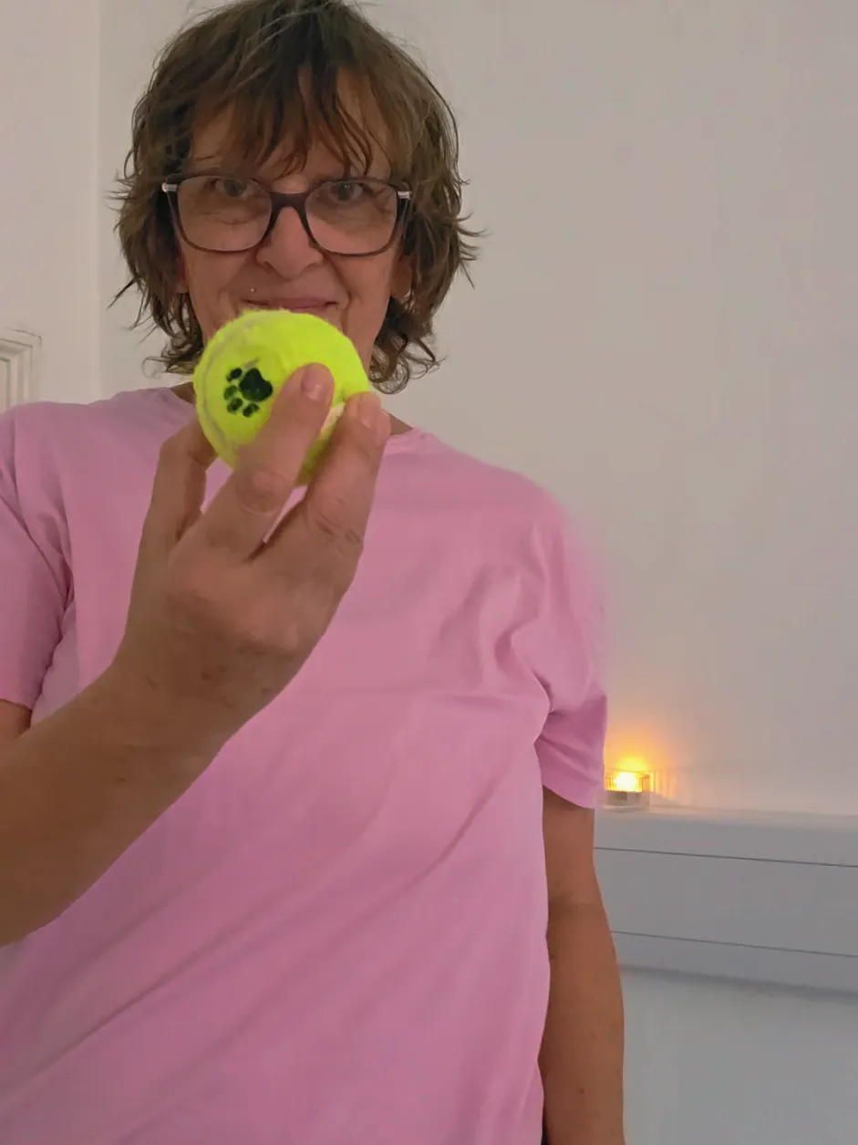 Clare demonstrating: shoulder pain